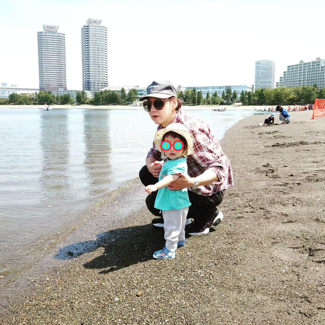 門倉貴史さんのインスタグラム写真 - (門倉貴史Instagram)「娘と海岸をお散歩❗めっちゃテンション上がっていた☺  イエーイ🤓😘イエーイ🤓😘イエーイ🤓😘  #赤ちゃんのいる生活 #海岸を散歩 #お台場海浜公園」5月21日 20時39分 - takashikadokura