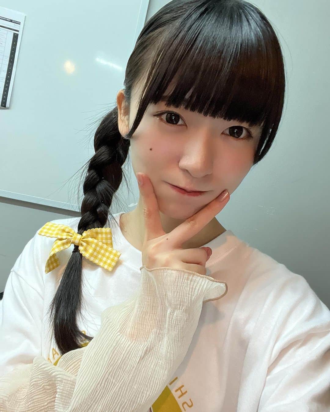 橋本美桜のインスタグラム：「この髪型なんて言うの？って聞かれても私にも分からん、すまん(◜ᴗ◝ ) ⁡ ⁡ ⁡ ⁡ #アイドル #IDOL #偶像 #パッツン前髪 #ロングヘア  #黒髪 #黒髪ロング #三つ編み #三つ編みアレンジ #自撮り #黄色 #Tシャツ #生誕祭 #ootd」