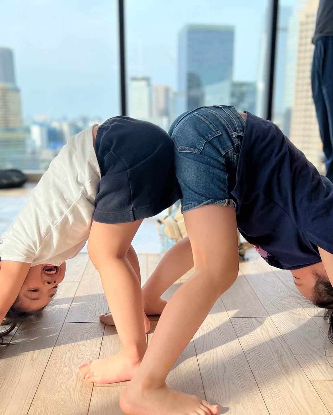 池上真麻さんのインスタグラム写真 - (池上真麻Instagram)「5/26に京都で開催される子供地球基金 @kidsearthfund  のチャリティーガラの準備のお手伝い。 そして娘たちは、アートでお手伝い。 . 晴美さん　@toriiharumi さんの絶品カレーが持ち帰りたいくらいでした😍 . 自分たちのアートがもしかして他の子供たちを救うかもしれないという意図を長女は理解していて、性格的にも迷いに迷い真剣に描いていました。 . #子供地球基金 #チャリティー  #姉妹 #姉妹ママ」5月21日 20時40分 - marsaikegami