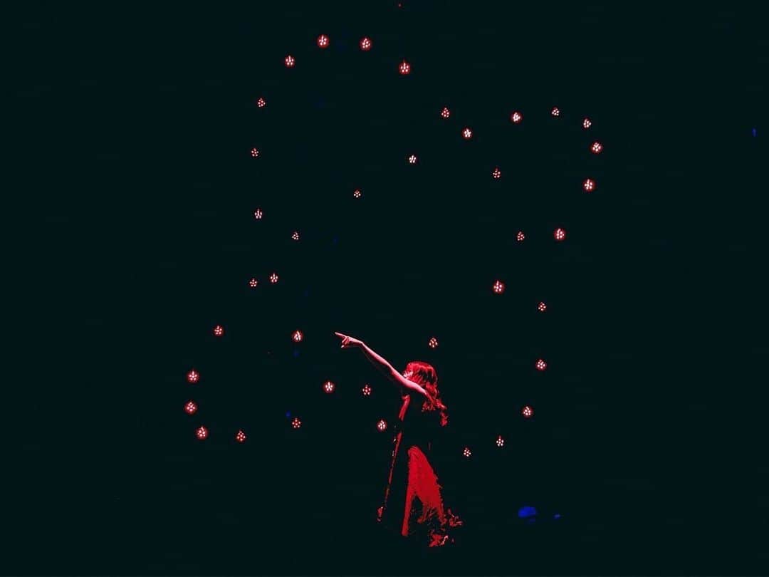 岡部磨知さんのインスタグラム写真 - (岡部磨知Instagram)「Aimer Arena Tour 2023 -nuit immersive- 大阪公演2daysにしてツアーファイナル、全6公演終わってしまいました…楽しすぎてあっという間でした🥲💫！　ツアーロスだぁ〜。。 #aimer  #吉田宇宙ストリングス  #violin  #live」5月21日 20時49分 - machi_okabe