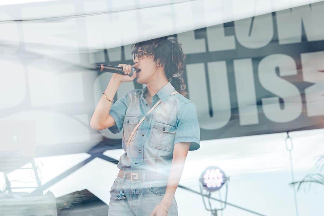 Aile the Shotaのインスタグラム：「.  KOBE MELLOW CRUISE ( @kobe_mellow_cruise )  念願のはじめましてのこの場所 歌を鳴らせたことに大感謝です。  まだまだ目標は遠く高く。  晴天の中最高な1日でした🥂❤️‍🔥  幸せをありがとう。  DJ: @hiroron_atene   photograph: @yoshimoriyuna   -Setlist- 1. so so good  2. DEEP 3. Mermaid  4. Over Night (Remix) 5. Thinkin' bout you 6. 常懐 7. me time -remix- 8. gomenne 9. AURORA TOKIO 10. LOVE  #AileTheShota」