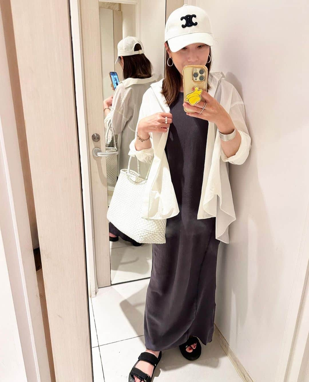 chiyo1173さんのインスタグラム写真 - (chiyo1173Instagram)「#outfitoftheday  楽ちんなカットソーワンピに白シャツ羽織って ゆるっと休日カジュアル☺︎♪♪ ・ ・ cap #celine #セリーヌ one-piece #plage #プラージュ bag #anteprima #アンテプリマ sandal #suicoke ×#deuxiemeclasse  #スイコック ×#ドゥーズィエムクラス  ・ ・ 以下、オタク話です。適当にスルーしてください🙇‍♀️ ・ ・ ユンギさんのコンサート アメリカ、ソウル、日本の1次2次、一般抽選と 行ける日程全てで抽選落選し 昨日が決戦日だった日本の先着順一般も秒で惨敗し、 傷心の私は新大久保でAgust D様と写真撮って来ました。  えぇ、落選のメールはトータル20回くらい来ましたよ。 でもまだ最後のソウルの先着順が残っているので、 望みは捨ててない。 (↑もはや自力は無理だと悟って代行業者に依頼した💸) ホテルも飛行機も取ってあるので、 万が一それでもダメだったら 普通にぼっち韓国旅行楽しみます🇰🇷 ・ ・ #ootd#outfit#inrtafashion#大人カジュアル#きれいめカジュアル#大人女子コーデ#低身長コーデ#locari#ロカリ#推し活#ARMY#アミ活#💜」5月21日 20時42分 - chiyo1173