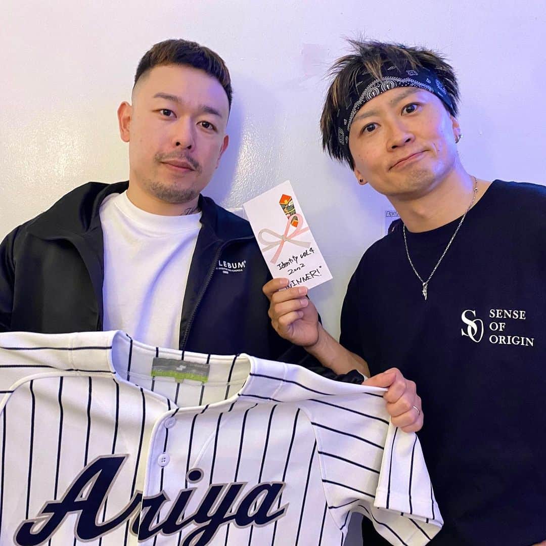 SNACK（野村直）のインスタグラム：「We won 2on2 Battle 【Identity】 DEE & SNACK  DEEと久々の2on2バトル優勝しました🏆 一緒に出るのは多分2014年のsugarlessぶり 2人での優勝は2012年のJuiceぶり 2人で初めて優勝したのは自分がARIYAに入る前の2011年のShine 学年は違うけど同じ高校で出会って20年の付き合い  性格もセンスも真逆でブレイクダンスがなかったら絶対こんなに仲良くなってない、って良く話す。 真逆だからこそ自分に足りない物をくれたり教えてくれるDEEいつも本当にありがとう  #bboy #powermove #powermoves  #battle #dancebattle #identity #dance #breakin #breaking  #breakdance #ブレイキン #ダンス #ダンスバトル #ブレイクダンス#狭山 #所沢 #freeasyclothing #senseoforigin  埼玉 #ストリートダンス #bgirl 2030日 0521」