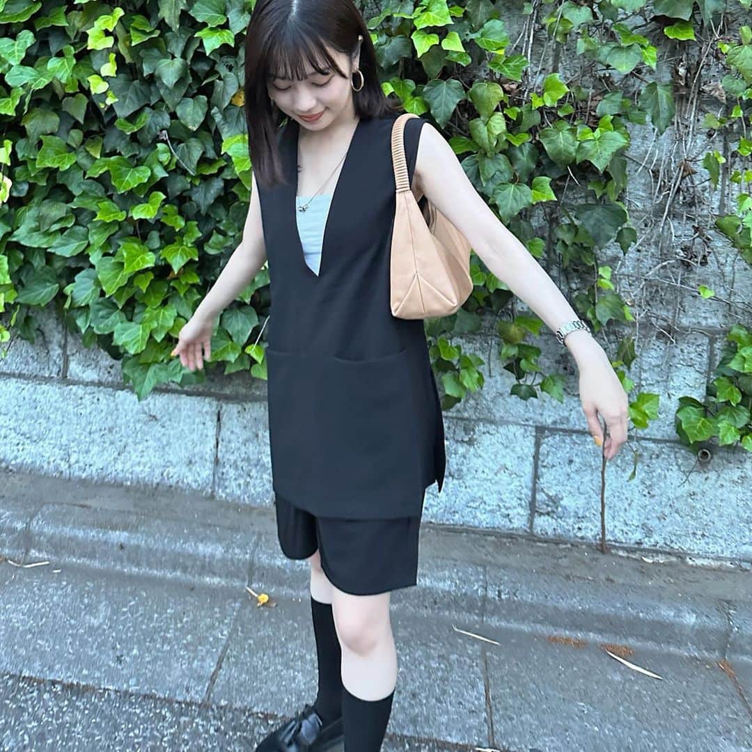 mizukiさんのインスタグラム写真 - (mizukiInstagram)「まぜそばにハマる最近🧧🍥 この日は渋谷の"まぜそば七"ってところに行ってみたよ🤭 とってもおいしかったから麺好きの人いれば是非🤭 ㅤㅤㅤㅤㅤㅤㅤㅤㅤㅤㅤㅤㅤ麺はいくらでも食べられる。笑 ㅤㅤㅤㅤㅤㅤㅤㅤㅤㅤㅤㅤㅤ この日は上下黒でお出かけ🖤 @bonjoursagan のフロントポケットベストがシンプルで可愛い◎ ㅤㅤㅤㅤㅤㅤㅤㅤㅤㅤㅤㅤㅤ #春コーデ#bonjoursagan#ボブヘア#黒髪」5月21日 20時46分 - mizukidrop