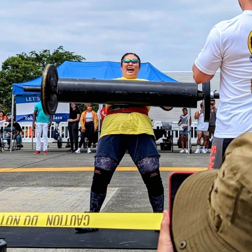 ぢゃいこさんのインスタグラム写真 - (ぢゃいこInstagram)「✈️日米友好祭✈️ Strongman challenge(横田基地筋肉番付) なんとか怪我なく無事に終えることが出来ました👏 女性参加者は一人のみで順位はつかなかったものの、大盛り上がりの何百人もの方々の前で出来たのは良い経験になりました🙇‍♀️ 本当にありがとうごぢゃいマッスル💕💪 一人の新喜劇座員として、今後の吉本新喜劇の中で役立てるように！活躍できるように！の思いを込めて、吉本新喜劇Tシャツで挑ませて頂きました👕 これからも、私に出来ること、私にしか出来ないこと…とにかく何でも がむしゃらに頑張りマッスル🔥💪 #横田基地 #日米友好祭 #yokotaairbase #Strongmanchallenge #ストロングマンチャレンジ #ストロングマンコンテスト #ストロングマン　#ストロングウーマン #ぢゃいこ #吉本新喜劇ぢゃいこ #吉本新喜劇」5月21日 20時47分 - dyaimeshi