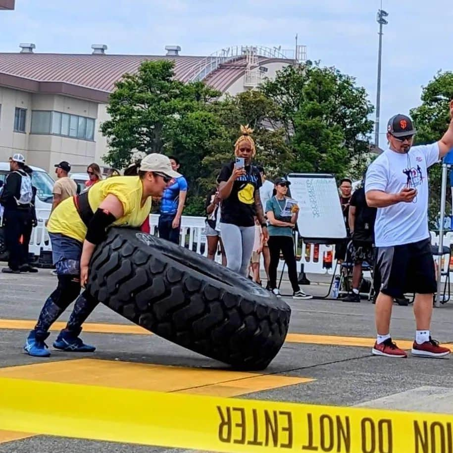 ぢゃいこさんのインスタグラム写真 - (ぢゃいこInstagram)「✈️日米友好祭✈️ Strongman challenge(横田基地筋肉番付) なんとか怪我なく無事に終えることが出来ました👏 女性参加者は一人のみで順位はつかなかったものの、大盛り上がりの何百人もの方々の前で出来たのは良い経験になりました🙇‍♀️ 本当にありがとうごぢゃいマッスル💕💪 一人の新喜劇座員として、今後の吉本新喜劇の中で役立てるように！活躍できるように！の思いを込めて、吉本新喜劇Tシャツで挑ませて頂きました👕 これからも、私に出来ること、私にしか出来ないこと…とにかく何でも がむしゃらに頑張りマッスル🔥💪 #横田基地 #日米友好祭 #yokotaairbase #Strongmanchallenge #ストロングマンチャレンジ #ストロングマンコンテスト #ストロングマン　#ストロングウーマン #ぢゃいこ #吉本新喜劇ぢゃいこ #吉本新喜劇」5月21日 20時47分 - dyaimeshi