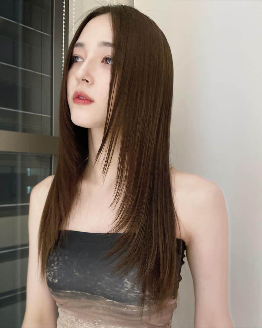 原涼香のインスタグラム：「#레이어드컷 ❤️ 梅雨や夏の湿気に負けない " HITAトリートメント "がいま大人気です！ ㅤㅤㅤㅤㅤㅤㅤㅤㅤㅤㅤㅤㅤ うねる、広がる、朝のセットを楽にしたい方は " HITAストレート "がとてもオススメです✨ ㅤㅤㅤㅤㅤㅤㅤㅤㅤㅤㅤㅤㅤ 髪に潤い、もちもち髪になり巻きも取れにくくなります🫶🏻 是非体感してください❤️ ㅤㅤㅤㅤㅤㅤㅤㅤㅤㅤㅤ ㅤㅤㅤㅤㅤㅤㅤㅤㅤㅤㅤㅤㅤ  #SHIMA#韓国ヘア#韓国スタイル#レイヤーカット#ワンホンヘア#ワンホン#ダークトーン#網紅#初カラー#暗髪#ベージュカラー#ラベンダーカラー#グレージュ#オリーブカラー#透明感カラー#銀座美容院#銀座美容室#美容師#시스루뱅#레이어드컷#koreanhair」