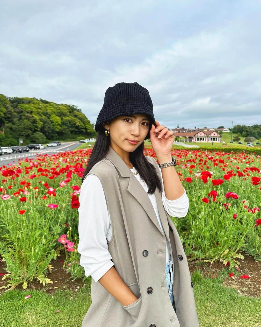 坪井ミサトのインスタグラム：「初めてのドイツ村🤍  ちびっ子たちと全力で遊んできました🔥笑  いつもウェア投稿多いから 私服が新鮮🤣  タグ🏷️つけました！  動画風と戦ってるから見てね🤣笑  #私服 #休日 #ドイツ村 #holiday #workout #fashion #fitness #personaltrainer」