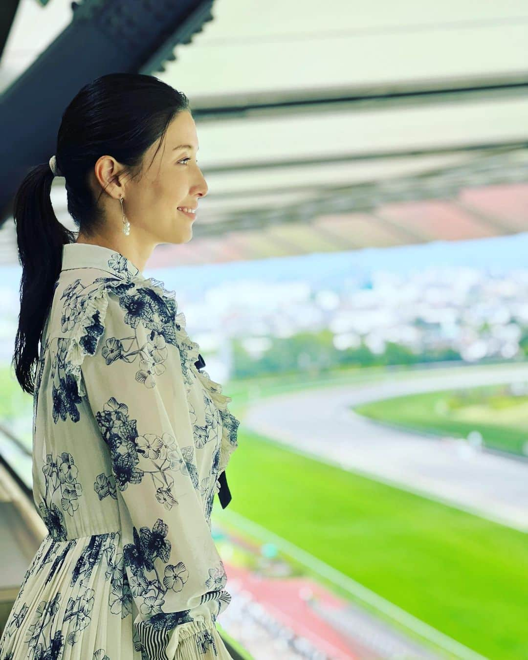 橋本マナミさんのインスタグラム写真 - (橋本マナミInstagram)「#東京競馬場　#オークス　❗️❗️ みんなの競馬生放送ありがとうございました😊 #リバティアイランド　はほんっとに強くて激アツでした🥰🥰 二冠達成おめでとう㊗️成長が楽しみだぁ！！  ワンピース @_sov.official_  イヤリング @couleur__handmade  靴 @randa_pic」5月21日 20時58分 - manami84808