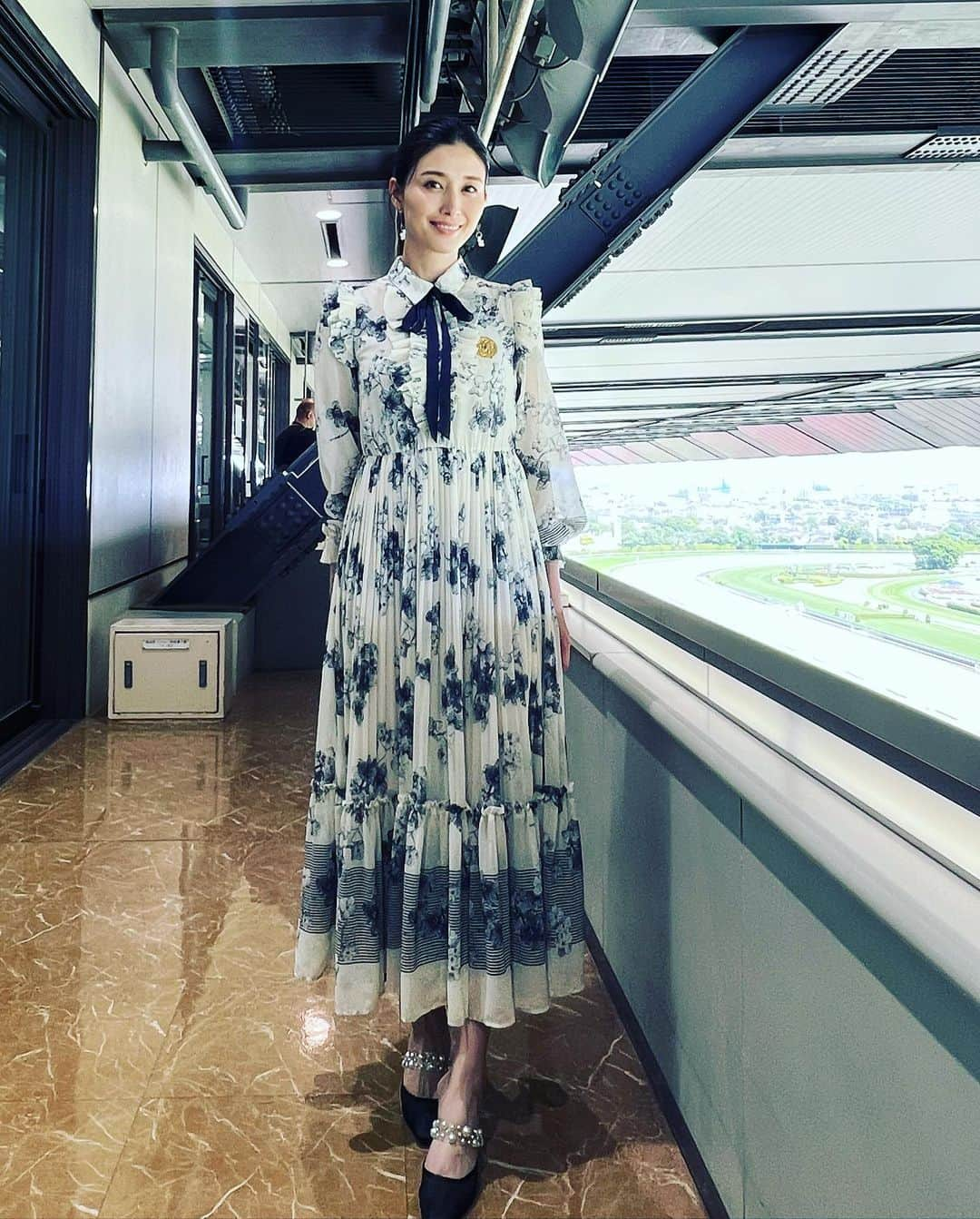 橋本マナミさんのインスタグラム写真 - (橋本マナミInstagram)「#東京競馬場　#オークス　❗️❗️ みんなの競馬生放送ありがとうございました😊 #リバティアイランド　はほんっとに強くて激アツでした🥰🥰 二冠達成おめでとう㊗️成長が楽しみだぁ！！  ワンピース @_sov.official_  イヤリング @couleur__handmade  靴 @randa_pic」5月21日 20時58分 - manami84808