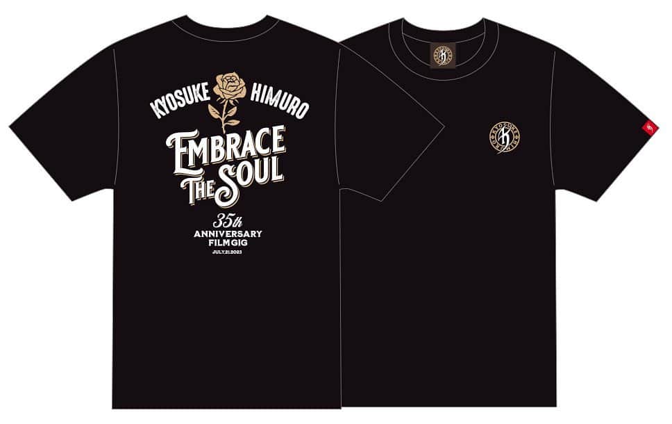 氷室京介のインスタグラム：「「KYOSUKE HIMURO 35th Anniversary Film GiG “EMBRACE THE SOUL”」先行販売Tシャツ予約受付中  【EMBRACE THE SOUL Typography T-shirts】  デザイナーコメント：  今回のイベントタイトル「魂を抱いてくれ EMBRACE THE SOUL」のメタファーである愛情、再会、抱擁、そして一輪の薔薇。氷室さんとみなさんの想いを繋いでくれるアイテムになってくれたら幸いです。  【プレゼントキャンペーンのご案内】  先行販売Tシャツ予約者様対象で、氷室京介サイン入りグッズ」を5名様に抽選でプレゼント!!すでにご予約いただいた方も対象となります。  #kyosukehimuro #embracethesoul #kingswing #pjonline   himuro.com/feature/shop」