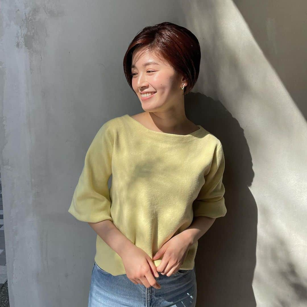 齋藤智奈美のインスタグラム：「今月の#IKEカット  GW前に綺麗にしてもらいました〜🥰✨ サイドはそこまで短くせずに 後ろはさっぱりちゃんにしてもらいました！！  日差しが夏っぽくて、ツヤツヤの写真が撮れました🤳  IKEさん今回もありがとうございました🩷  @hiromasaikeda  @anti_ours_aoyama  #表参道#青山#美容室#美容院 #ショートカット#ショートヘア #GW」