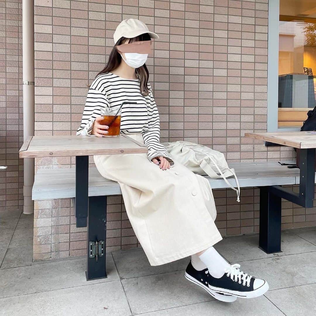 mero*のインスタグラム：「最近は外撮りもちょころっと載せてるけどどう？ . . . みんなはコーデまとめとかの投稿が良いかな…？ . お外で撮るとちょっとかわいく見えるし 参考にもなりそうで私はすきなんだけど みんなはどうかな…🥺？ . そろそろ夏服増やしてまとめ投稿も していこうと思ってるけどね🫶 . . . 最近ギターの練習を始めたんだけど (練習というか触ってるだけだけど) . 楽器やってると他の楽器もやりたくなる… . 私は昔ピアノとトランペットやってたから また弾きたいな吹きたいなって思う💭 どっちも実家にあるけど最近触ってないな💭 . みんなは楽器やったことある🤔？ . . . #春コーデ #春服コーデ #春服 #ボーダーコーデ  #Tシャツコーデ #大学生コーデ #ボーダートップス  #デートコーデ #カジュアルコーデ #リュック女子」