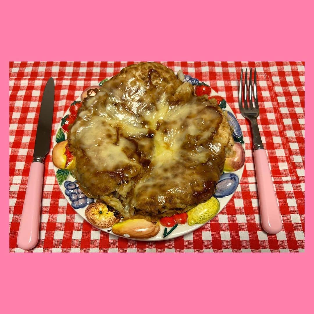 大和悠河のインスタグラム：「広島風お好み焼き作りました😄 membership partyでお話しまーす そーです‼️私はやっぱりオーソドックスな『お好み焼き』が好きかなー、、  チーズたっぷり　、お餅、豚バラ肉、 キャベツたっぷり、で おたふくソースかな . .  . .  さぁーそして まんが日本昔ばなし『伝説・桃太郎〜鬼の絆〜』お稽古がはじまりましたー🎵 私達がよく知っている『桃太郎』のお話、じつはこんなだった‼️ 今日のTHE YUGA PARTYではそこらへんをお話しします。 是非ご参加ください。  5月21日(日) 夜21:00から 『THE YUGA PARTY』生配信です。 参加するにはYouTubeの大和悠河チャンネルのメンバーになってくださいね😊  『THE YUGA PARTY』 第159章 5月21日(日) 夜9:00〜  🍑プログラム🍑 ☆乾杯 〜桃ドリンク〜  ☆ファッション解説 〜🍑ファッション〜  ☆Yuga in wonderland 〜まんが日本昔ばなし『伝説・桃太郎〜鬼の絆〜』お稽古はじまりましたー〜  ☆I love cooking 〜G7にちなんでお好み焼き〜  ☆Chiacchiereキアッキエーレお喋りタイム 〜今までに出会った桃色な出来事〜  ☆ 大和悠河の５分で語るオペラの真髄(解釈）YUGAオペラカイエ 〜モーツァルトの子守唄の次は〇〇の子守唄〜  ☆スペシャルなお知らせ 〜愛言葉  では、沢山のコメントお待ちしております😘  #大和悠河　#yugayamato #スタバ　#スターバックス #theyugaparty #youtube  . . #大和悠河　#yugayamat #広島風お好み焼き  #広島グルメ  #広島風  #お好み焼き」