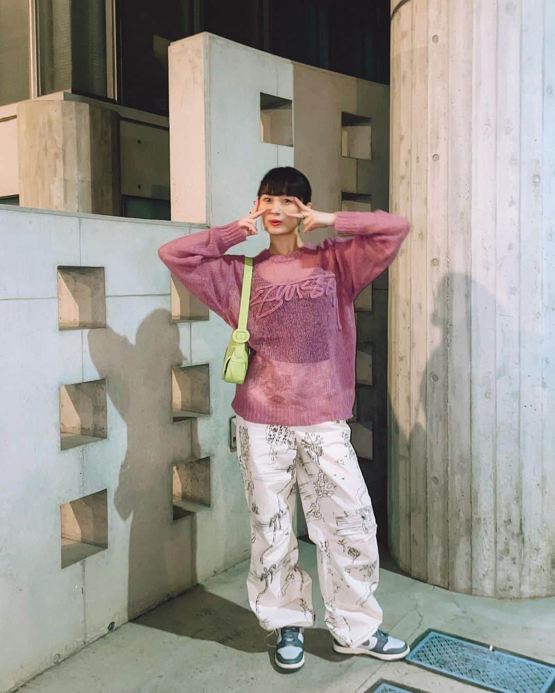 のインスタグラム：「かわいいセーターゲットした💕 そろそろ夏だしカラフルに生きていきます  #山木の私服」