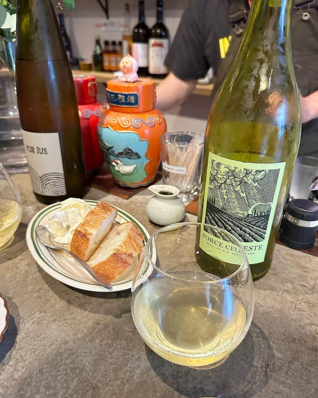 ARISAのインスタグラム：「ㅤㅤㅤㅤㅤㅤㅤㅤㅤㅤㅤㅤㅤ ㅤㅤㅤㅤㅤㅤㅤㅤㅤㅤㅤㅤㅤㅤㅤㅤㅤㅤㅤㅤㅤㅤㅤㅤㅤㅤ ㅤㅤㅤㅤㅤㅤㅤㅤㅤㅤㅤㅤㅤ📍ヨコボリ/北浜  ワインと小皿中華の店🍷 ㅤㅤㅤㅤㅤㅤㅤㅤㅤㅤㅤㅤㅤ 16:00すぎで満席。 ㅤㅤㅤㅤㅤㅤㅤㅤㅤㅤㅤㅤㅤ 最初は檸檬ビール、 美味すぎて感動🍺 ㅤㅤㅤㅤㅤㅤㅤㅤㅤㅤㅤㅤㅤ ホタルイカの焼売 炙りシメ鯖の油淋ソース 空豆の豆苗と貝柱の豆鼓和え ㅤㅤㅤㅤㅤㅤㅤㅤㅤㅤㅤㅤㅤ ぜーーんぶ美味い！ ㅤㅤㅤㅤㅤㅤㅤㅤㅤㅤㅤㅤㅤㅤㅤㅤㅤㅤㅤㅤㅤㅤㅤㅤㅤㅤ 特にゴルゴンゾーラのムース、 ワインに合いすぎてたまらんかった🤤 ㅤㅤㅤㅤㅤㅤㅤㅤㅤㅤㅤㅤㅤ ㅤㅤㅤㅤㅤㅤㅤㅤㅤㅤㅤㅤㅤ 大阪帰ったら 絶対またいきたい所🍷♡ ㅤㅤㅤㅤㅤㅤㅤㅤㅤㅤㅤㅤㅤ ㅤㅤㅤㅤㅤㅤㅤㅤㅤㅤㅤㅤㅤ ㅤㅤㅤㅤㅤㅤㅤㅤㅤㅤㅤㅤㅤ ㅤㅤㅤㅤㅤㅤㅤㅤㅤㅤㅤㅤㅤ #ヨコボリ#yokobori #北浜 #北浜グルメ #北浜飲み#本町グルメ #本町飲み#大阪飲み #大阪グルメ #中華#ワイン  ㅤㅤㅤㅤㅤㅤㅤㅤㅤㅤㅤㅤㅤ」