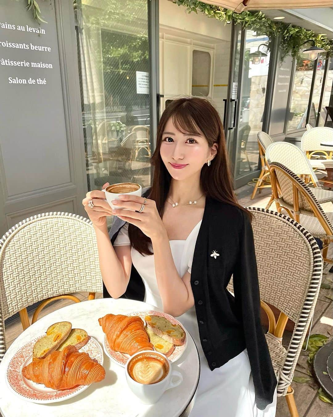 Manaさんのインスタグラム写真 - (ManaInstagram)「🌿🥐💕 六本木のパン屋さんでモーニングした日😊 お天気もいいのでテラス席にしました✨ ⁡ 朝は空気が一段と澄んでいてすっきりしているし✨ 早起きは1日が充実する感じがしていいですよね♪ ⁡ 一番人気のクロワッサンさっくさくで最高💞 皆さんは何のパンがお好きですか？ ⁡ ⁡ @caprino_jp のカーディガン ハチさん可愛いくてお気に入りなの🐝 私が着てるのはVネックの黒バージョンです🥰 ⁡ ⁡ ⁡ ⁡ ⁡ #maisonlandemaine #メゾンランドゥメンヌ #パン好き #パン屋巡り #パン好き #クロワッサン #大人コーデ #大人可愛いコーデ #上品コーデ #大人可愛い #大人女子コーデ #きれいめコーデ #テラス席 #東京出張 #麻布 #麻布十番 #六本木 #麻布十番カフェ #六本木カフェ #六本木モーニング #六本木グルメ #六本木ランチ #港区グルメ #港区ランチ #東京ランチ #東京モーニング #東京パン屋 #東京カフェ #東京グルメ #カプリーノ #caprino」5月21日 21時07分 - mana.tcy