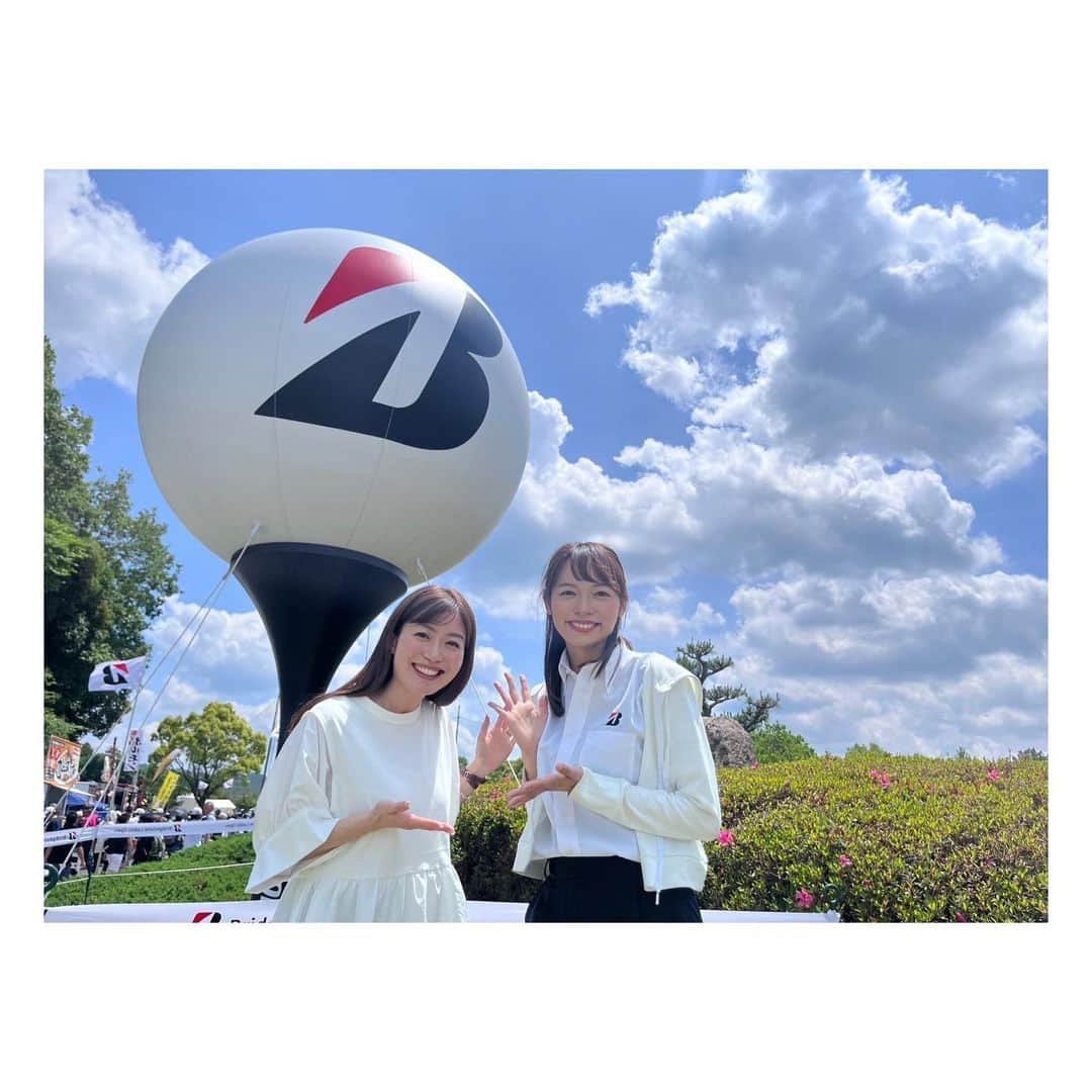 阿部芳美さんのインスタグラム写真 - (阿部芳美Instagram)「#ブリヂストンレディスオープン ⛳️✨  #山下美夢有 選手、本当に強かったです！ 優勝おめでとうございます🙇‍♀️✨  大会初日、2日目、最終日は晴れてとても暑く🫠🔥 3日目は雨が強く…☔️  「本当に忙しい天気だ〜」と選手の皆さんが口にしていたのが印象的でした😵‍💫💦  出場選手の皆様、会場に足を運んでくださった皆様、お疲れ様でした！ありがとうございました🏌️‍♀️🌿  私は4日間スタートアナ、中継、表彰式など担当🏋️🔥 各所で頑張るアナウンス部のみんな、そして応援にきてくれた雅さんに会えるとホッとしたな〜🥰🫶  ペアを組んでやり切った赤木ちゃん！4日間ありがとう〜〜🤍🤍🤍  #中京ゴルフ倶楽部石野コース  #女子プロゴルフ」5月21日 21時00分 - yoshimi_abe0410