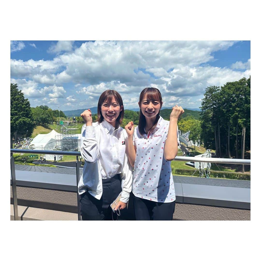 阿部芳美さんのインスタグラム写真 - (阿部芳美Instagram)「#ブリヂストンレディスオープン ⛳️✨  #山下美夢有 選手、本当に強かったです！ 優勝おめでとうございます🙇‍♀️✨  大会初日、2日目、最終日は晴れてとても暑く🫠🔥 3日目は雨が強く…☔️  「本当に忙しい天気だ〜」と選手の皆さんが口にしていたのが印象的でした😵‍💫💦  出場選手の皆様、会場に足を運んでくださった皆様、お疲れ様でした！ありがとうございました🏌️‍♀️🌿  私は4日間スタートアナ、中継、表彰式など担当🏋️🔥 各所で頑張るアナウンス部のみんな、そして応援にきてくれた雅さんに会えるとホッとしたな〜🥰🫶  ペアを組んでやり切った赤木ちゃん！4日間ありがとう〜〜🤍🤍🤍  #中京ゴルフ倶楽部石野コース  #女子プロゴルフ」5月21日 21時00分 - yoshimi_abe0410