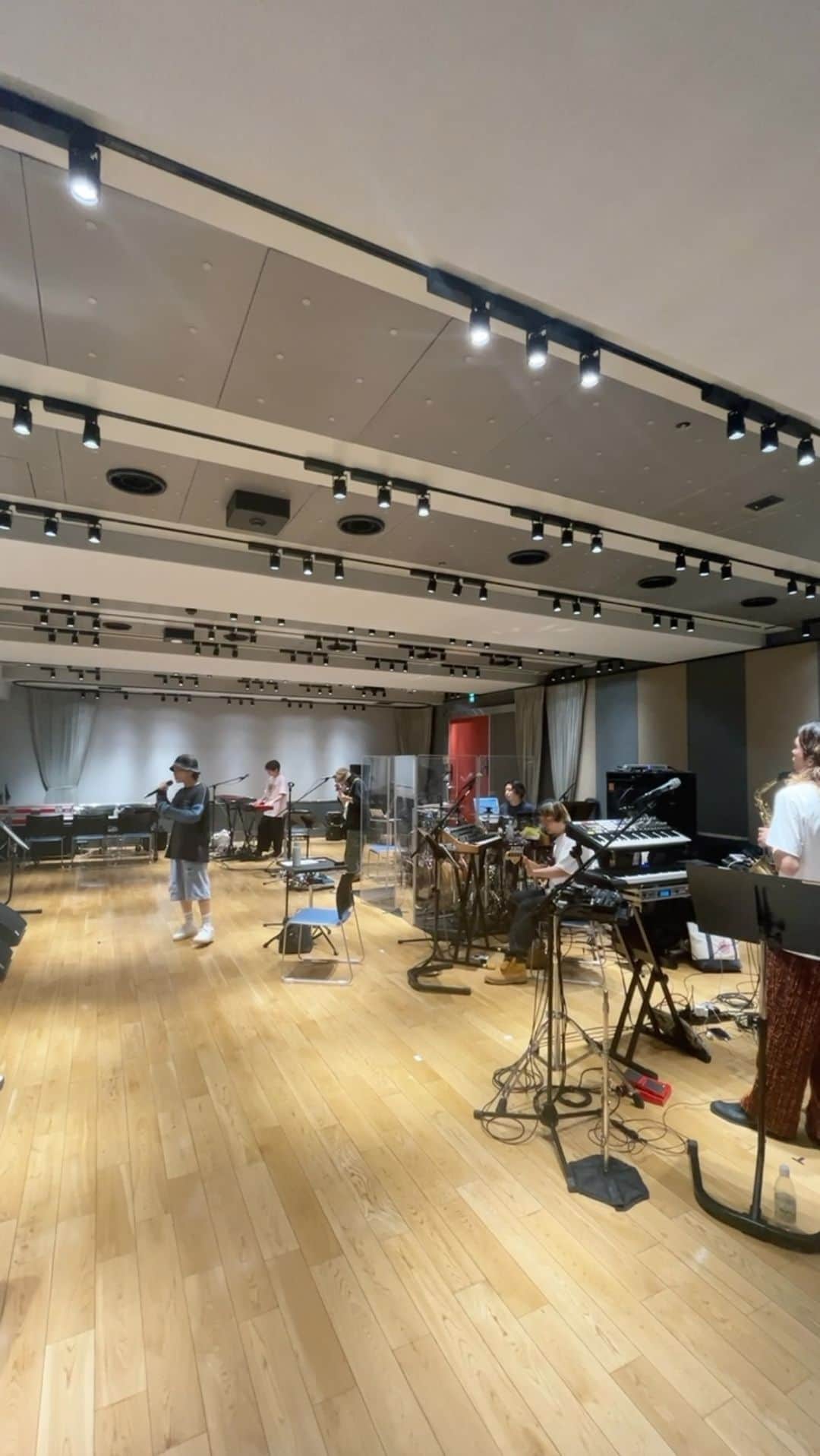 SIRUPのインスタグラム：「いよいよ5/29日Zepp Sapporoを皮切りにBLUE BLUR TOURがはじまるぞ💙  ツアーはBLUE BLURも今までの曲も盛り盛りですわな！  ２年振りのツアーだけど2倍以上にレベルアップしたSIRUPと SIRUP BANDを体感しに来な🫂  チケットはプロフィールのリンクから👌🏻  SIRUP『BLUE BLUR TOUR 2023』  チケット一般発売中🔥  ■日程 5/29(月)Zepp Sapporo 6/2(金)KT Zepp Yokohama 6/4(日)Sendai GIGS 6/9(金)Zepp Nagoya  6/11(日)Zepp Namba 6/16(金)Zepp Fukuoka 6/17(土)Blue Live Hiroshima 6/23(金)Zepp Haneda  #SIRUP #BLUEBLURTOUR #BLUEBLUREP」