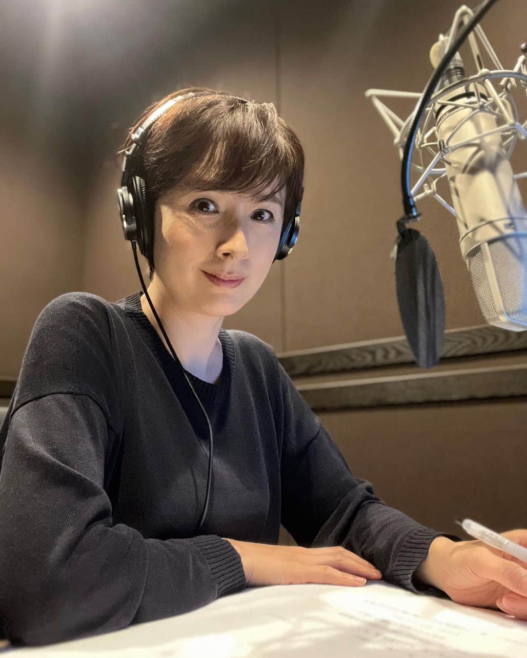 野村真季のインスタグラム：「5月からナレーションを担当している 「一億総リミッター解除バラエティ　衝動に駆られてみる」  日曜24時25分〜（関東ローカル） ＊Tverで見られます！  その道を極めた研究者や趣味人たちがなりふり構わず己の衝動を爆発させる、という番組。 かの「タモリ倶楽部」を制作していたスタッフと聞くと、そのニッチで愉快で痛快な様をご想像頂けるかと！  「本の匂いを嗅ぐ女」、「アリに取り憑かれた男」ときて今回5/21（日）の放送は… 「珍そばハンター」。 有名そばチェーン店の「珍そば」を食べた尽くした“駆られ人“が登場します。 普段から馴染みのあるお店だけに、ナレーション読んだ後はお店に直行（3枚目）。蕎麦！になった口や胃を急いで満足させたのでした。 ちなみに私は珍そばではなく、オーソドックスな肉そばです。 （自撮りでカメラ反転しているため、左手を使っているように見えますが、右利きです）  #衝動に駆られてみる   溢れ出る（一風変わった）情熱は直向きで、ある種の清々しささえ感じるほど。 元々低体温なわたくし故、熱い衝動に駆られている人たちがなんと眩しいことか。 日曜日の深夜、ぜひこの衝動を見届けてください！」