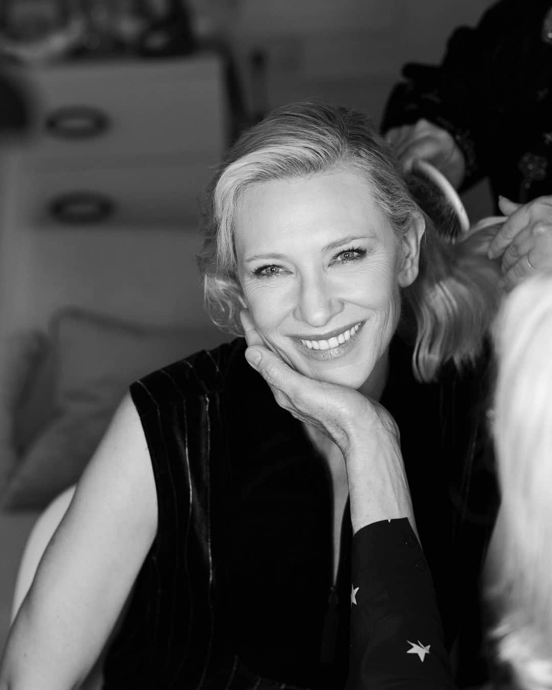 Armani Beautyさんのインスタグラム写真 - (Armani BeautyInstagram)「A precious bond. Giorgio Armani Global beauty Ambassador Cate Blanchett and her longtime makeup artist, @marygreenwell share a moment together at the Cannes Film Festival.  Makeup artist: @marygreenwell Hair: @nicolaclarkecolour  Stylist: @elizabethstewart1  Photography: @gregwilliamsphotography  @giorgioarmani   #Armanibeauty #CateBlanchett #Gregwilliamsphotgraphy #CannesFilmFestival #Cannes2023」5月21日 21時02分 - armanibeauty
