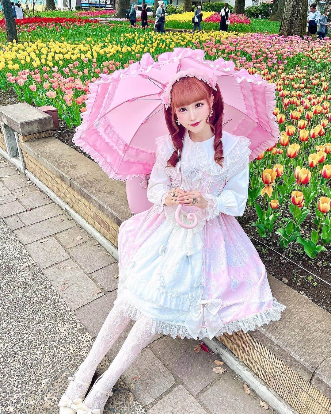 雨宮真梨子さんのインスタグラム写真 - (雨宮真梨子Instagram)「⁡ ⁡ ⁡ 久しぶりの投稿🎀 ⁡ 横浜公園に チューリップを見に行った時の写真🌷 ⁡ 事故に遭っちゃったから 結局この時しかチューリップ見れなかったけど とっても綺麗だった〜！🌷🩷𓐍︎︎ ◌ ⁡ もう少し元気になったら またお花見に行ったりしたいな💐💕  ⁡ 𝚘𝚗𝚎𝚙𝚒𝚎𝚌𝚎. 𝙷𝚊𝚒𝚛𝚌𝚕𝚒𝚙. 𝚞𝚖𝚋𝚛𝚎𝚕𝚕𝚊 … @babythessbofficial  𝚋𝚊𝚐 … @milk__official_  𝚊𝚌𝚌𝚎𝚜𝚜𝚘𝚛𝚢. 𝚜𝚘𝚌𝚔𝚜 … @grshimamura @misakoaoki  𝚜𝚑𝚘𝚎𝚜 … @axes_femme_kawaii_official  ⁡ ⁡ ⁡ #横浜公園 #横浜公園チューリップ #横浜スタジアム #チューリップ #チューリップ畑 #お花畑 #お花畑コーデ #公園コーデ #公園フォト #公園巡り #ピクニック #babythestarsshinebright #ベイビーザスターズシャインブライト #ピンクコーデ #lolita #lolitafashion #lolitadress #lolitastyle #lolitagirl #kawaiifashion #kawaiigirl #ロリータ #ロリータファッション #ロリータ服 #harajukufashion #姫ロリ」5月21日 21時03分 - mariko_amemiya101