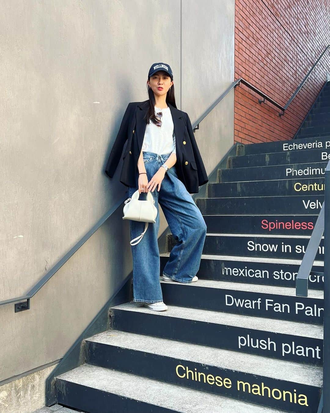 のインスタグラム：「_  capとjacketの組み合わせが好きすぎる💙  この王道なネイビーに金ボタンのjacketは 歳を重ねてもずっと着ていたい☺️  #私何か言ってる😗笑 #outfit」