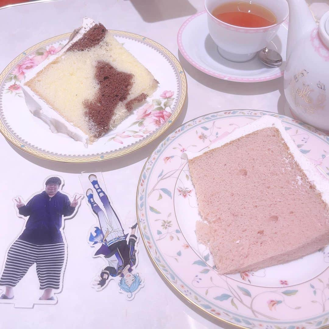 さきまるちゃんさんのインスタグラム写真 - (さきまるちゃんInstagram)「日比谷にあるル サロンド 二ナスカフェ☕♡ 赤いソファがとってもかわいくて映えた🦭  期間限定のケーキも美味しかった🎂 Ank Rougeのワンピースもめちゃくちゃ雰囲気にあってない？  #量産型加工#量産型#量産型ヲタク#量産型ヲタクになりきれないヲタク#地雷#地雷女子#地雷コーデ#地雷系女子#量産型コーデ#地雷女#ピンクヘア#地雷系女子と繋がりたい#ジャニヲタ#量産型ジャニヲタ #コンカフェ嬢#量産型女子#ルサロンドニナス #日比谷カフェ#カフェ#カフェ巡り #カフェ部 #カフェ活 #カフェ好きな人と繋がりたい #東京カフェ」5月21日 21時06分 - sakimaru_chan