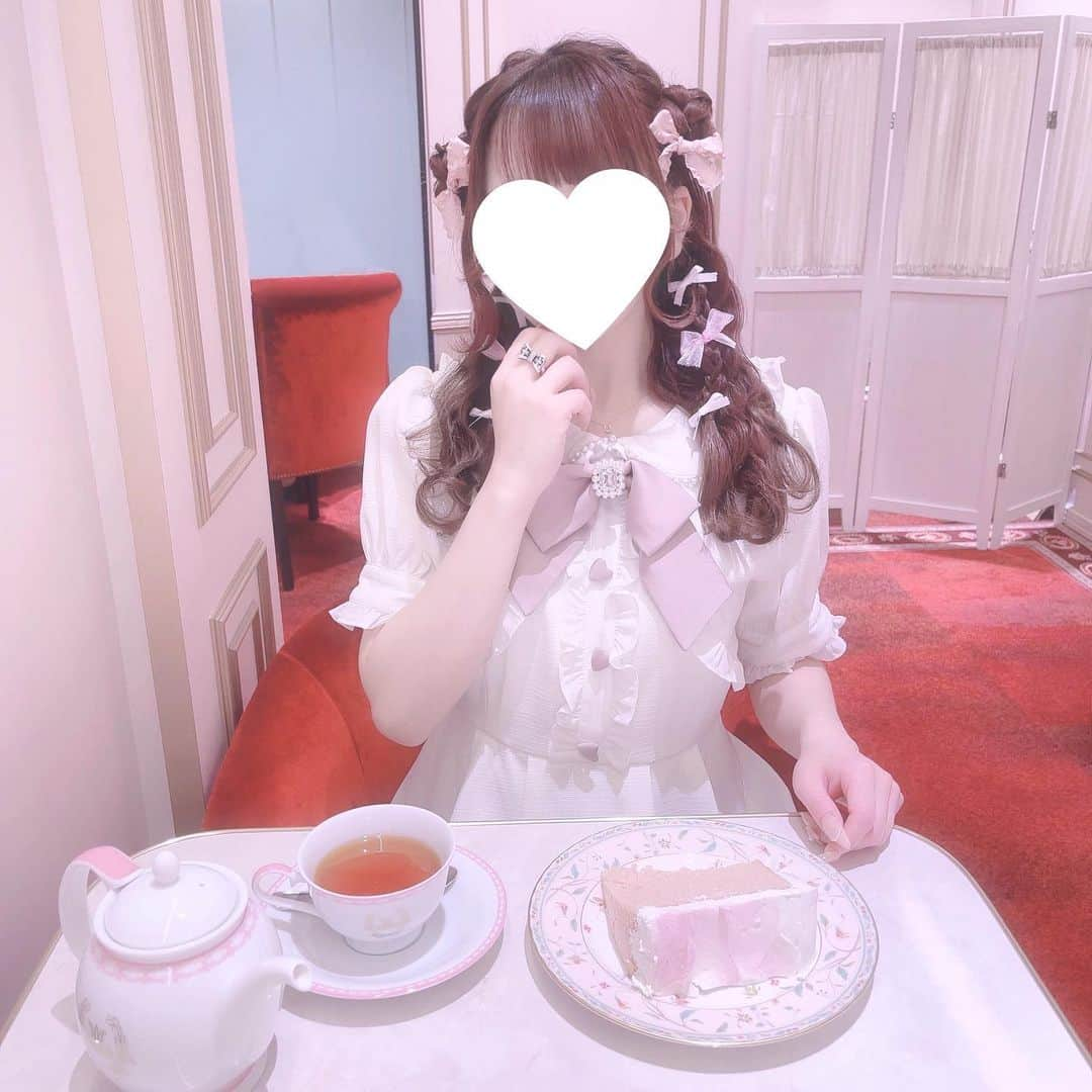 さきまるちゃんさんのインスタグラム写真 - (さきまるちゃんInstagram)「日比谷にあるル サロンド 二ナスカフェ☕♡ 赤いソファがとってもかわいくて映えた🦭  期間限定のケーキも美味しかった🎂 Ank Rougeのワンピースもめちゃくちゃ雰囲気にあってない？  #量産型加工#量産型#量産型ヲタク#量産型ヲタクになりきれないヲタク#地雷#地雷女子#地雷コーデ#地雷系女子#量産型コーデ#地雷女#ピンクヘア#地雷系女子と繋がりたい#ジャニヲタ#量産型ジャニヲタ #コンカフェ嬢#量産型女子#ルサロンドニナス #日比谷カフェ#カフェ#カフェ巡り #カフェ部 #カフェ活 #カフェ好きな人と繋がりたい #東京カフェ」5月21日 21時06分 - sakimaru_chan