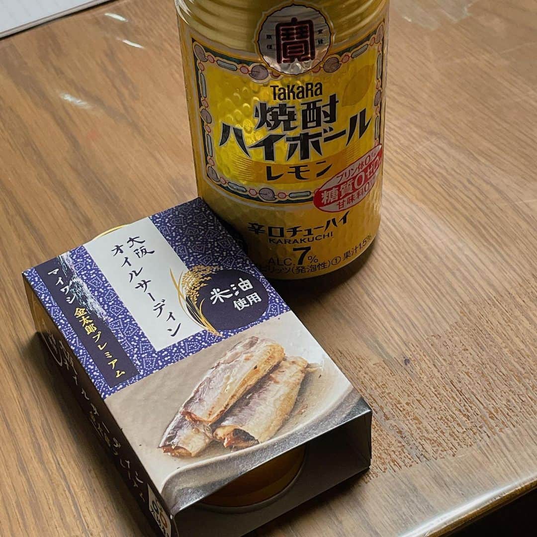 やのぱん（矢野ひろし）さんのインスタグラム写真 - (やのぱん（矢野ひろし）Instagram)「ふぅ。。 んじゃら、家でホッコリ行きましょ！ この、 #大阪オイルサーディン イワシの旨さがしっかりでて、 油乗ってるし、味が濃い！！！ 中のオイルまで美味しい♪  しっかり一味振って、味をしめながら、 いただきました！！ #家飲み　#つまみ　#あて #オイルサーディン　#やのぱん #鰯」5月21日 21時06分 - yanopan1103