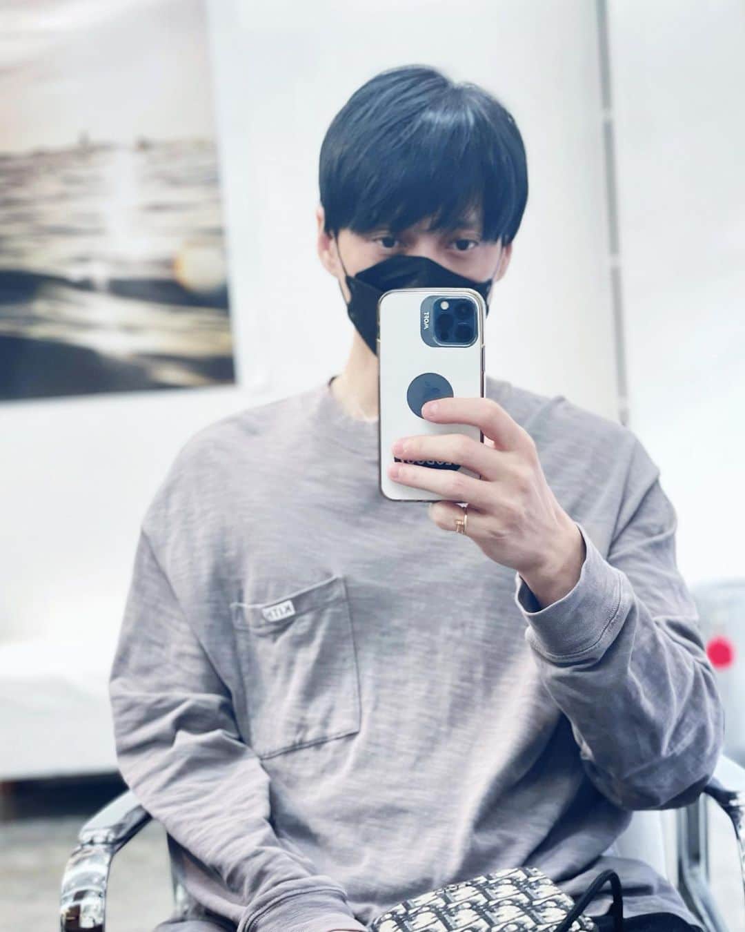 村田充さんのインスタグラム写真 - (村田充Instagram)「原宿の人の多さがすごかった。にちようびだった。 髪を暗くしました。黒に見えるけれど、黒なんだけれど青と灰が多めです。」5月21日 21時11分 - mitsumurata