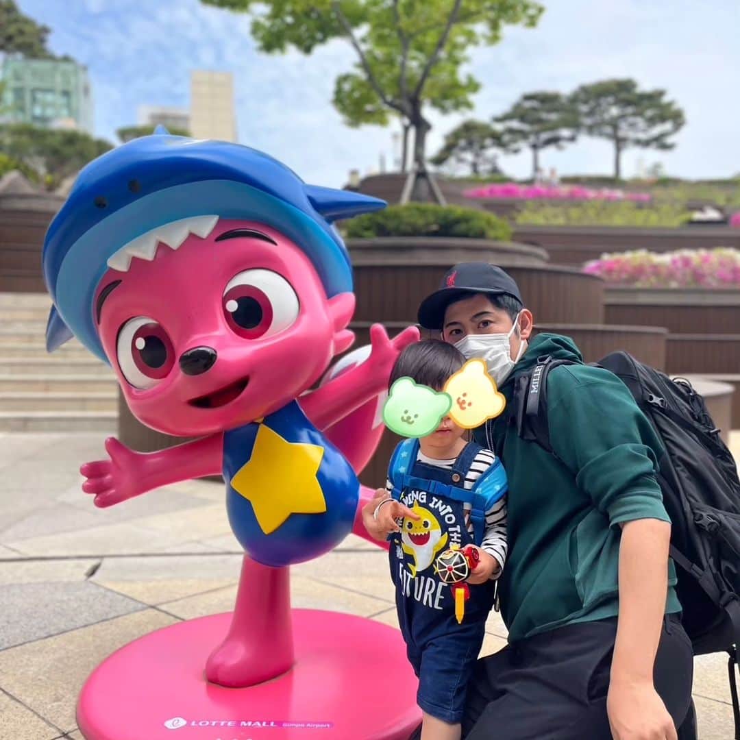 のインスタグラム：「インスタ始めたよ💡 ここでは子どもとのお出かけ先での写真や日々の育児記録を載せていきます📷️  @pinkfong.babyshark.jp が大好きなうちの子の誕生日祝いに韓国にベイビーシャークグッズを買いに行ってきたよ✨✨✨」
