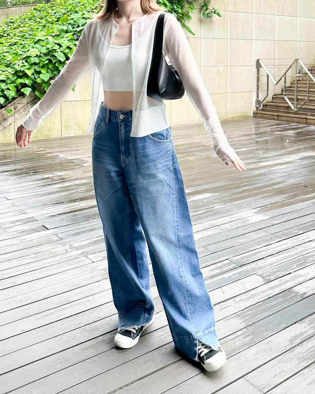 かほこ。さんのインスタグラム写真 - (かほこ。Instagram)「ㅤㅤㅤㅤㅤㅤㅤㅤㅤㅤㅤㅤㅤ ㅤㅤㅤㅤㅤㅤㅤㅤㅤㅤㅤㅤㅤ sheer top & denim : #adametrope  inner : #uniqlo bag : #levernis  sneakers : #無印良品 ㅤㅤㅤㅤㅤㅤㅤㅤㅤㅤㅤㅤㅤ 3wayのシアートップス🫶🏻 今回は前を全部開けて羽織りとして着ました🥰 ㅤㅤㅤㅤㅤㅤㅤㅤㅤㅤㅤㅤㅤ 肌の見える部分が多いので、ワイドデニムとスニーカーでカジュアルダウン❣️ ㅤㅤㅤㅤㅤㅤㅤㅤㅤㅤㅤㅤㅤ ユニクロのブラトップは2点買うと安くなったので白と黒を購入✌︎ 生地感が可愛い🥺 Sサイズを購入しましたが、パッドに丸みがないので胸が少し潰れるのと、白はパッドが透け透けなのでそこは注意⚠️ ㅤㅤㅤㅤㅤㅤㅤㅤㅤㅤㅤㅤㅤ #kaho_fashion」5月21日 21時15分 - xxokohakxx