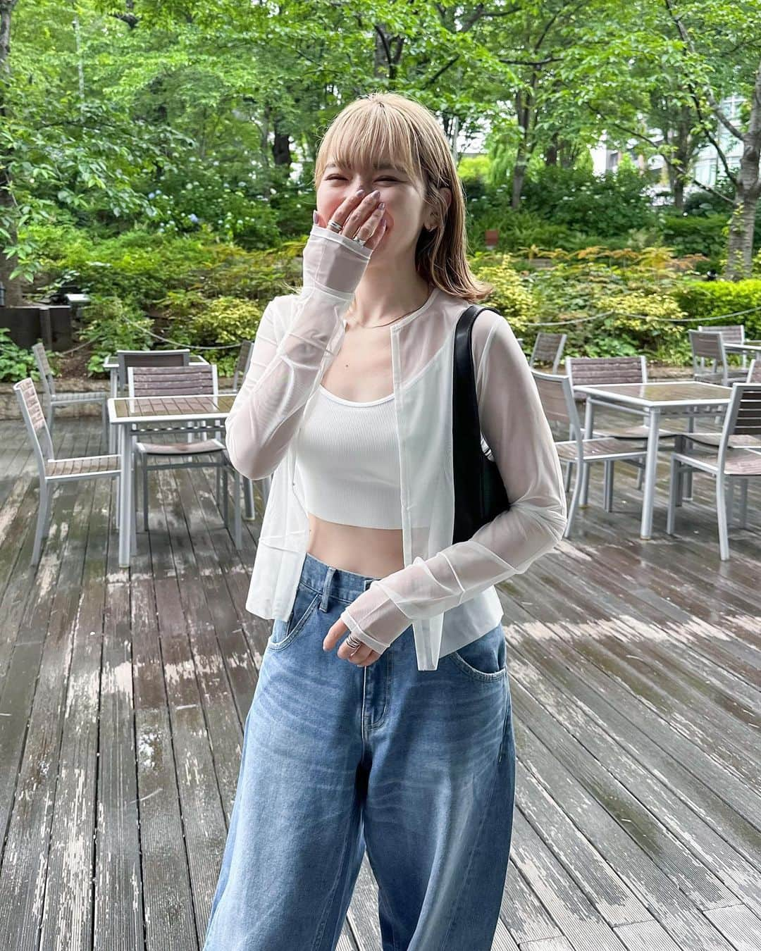 かほこ。さんのインスタグラム写真 - (かほこ。Instagram)「ㅤㅤㅤㅤㅤㅤㅤㅤㅤㅤㅤㅤㅤ ㅤㅤㅤㅤㅤㅤㅤㅤㅤㅤㅤㅤㅤ sheer top & denim : #adametrope  inner : #uniqlo bag : #levernis  sneakers : #無印良品 ㅤㅤㅤㅤㅤㅤㅤㅤㅤㅤㅤㅤㅤ 3wayのシアートップス🫶🏻 今回は前を全部開けて羽織りとして着ました🥰 ㅤㅤㅤㅤㅤㅤㅤㅤㅤㅤㅤㅤㅤ 肌の見える部分が多いので、ワイドデニムとスニーカーでカジュアルダウン❣️ ㅤㅤㅤㅤㅤㅤㅤㅤㅤㅤㅤㅤㅤ ユニクロのブラトップは2点買うと安くなったので白と黒を購入✌︎ 生地感が可愛い🥺 Sサイズを購入しましたが、パッドに丸みがないので胸が少し潰れるのと、白はパッドが透け透けなのでそこは注意⚠️ ㅤㅤㅤㅤㅤㅤㅤㅤㅤㅤㅤㅤㅤ #kaho_fashion」5月21日 21時15分 - xxokohakxx