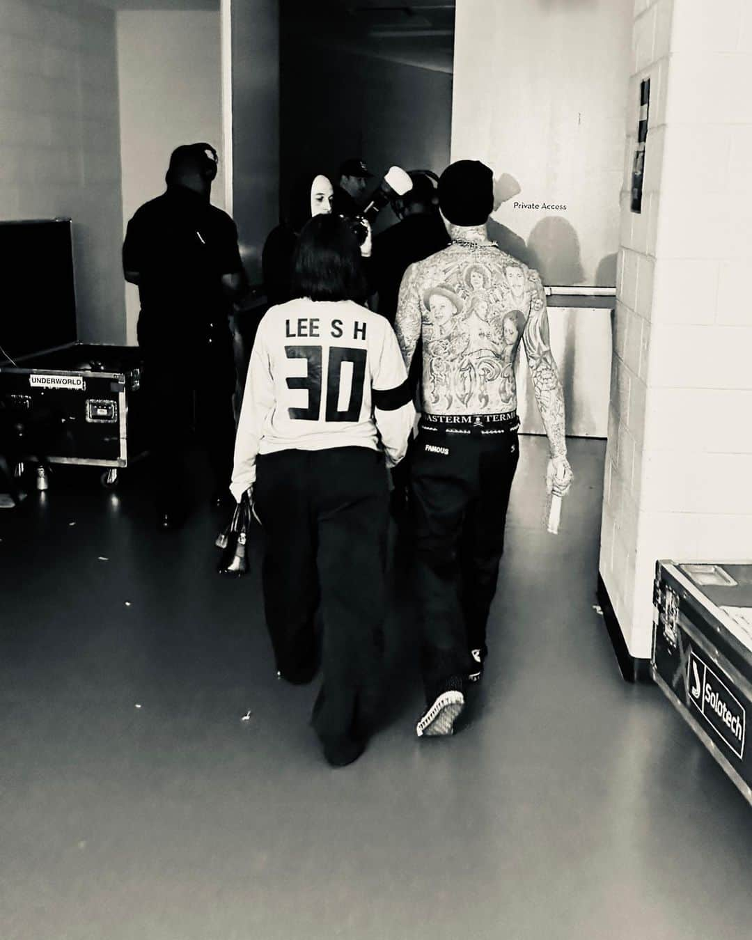 アリス+オリビアさんのインスタグラム写真 - (アリス+オリビアInstagram)「the blink182 concerts are epic! it’s not just music it’s art, friendship, an energy that brings joy to the thousands of people at each show!! thank you guys for letting me tag along this week!! ❤️👏」5月21日 21時24分 - aliceandolivia