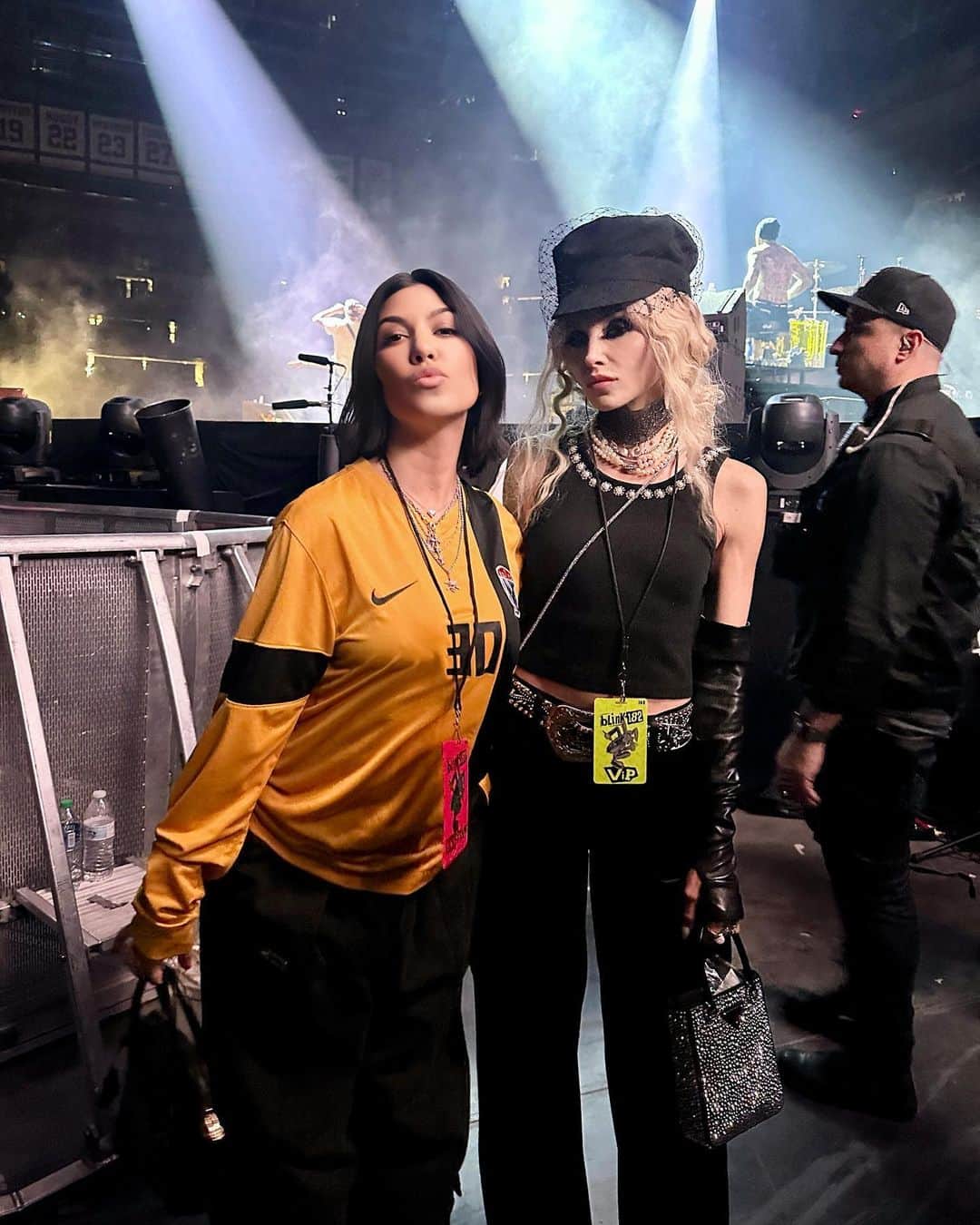 アリス+オリビアのインスタグラム：「the blink182 concerts are epic! it’s not just music it’s art, friendship, an energy that brings joy to the thousands of people at each show!! thank you guys for letting me tag along this week!! ❤️👏」