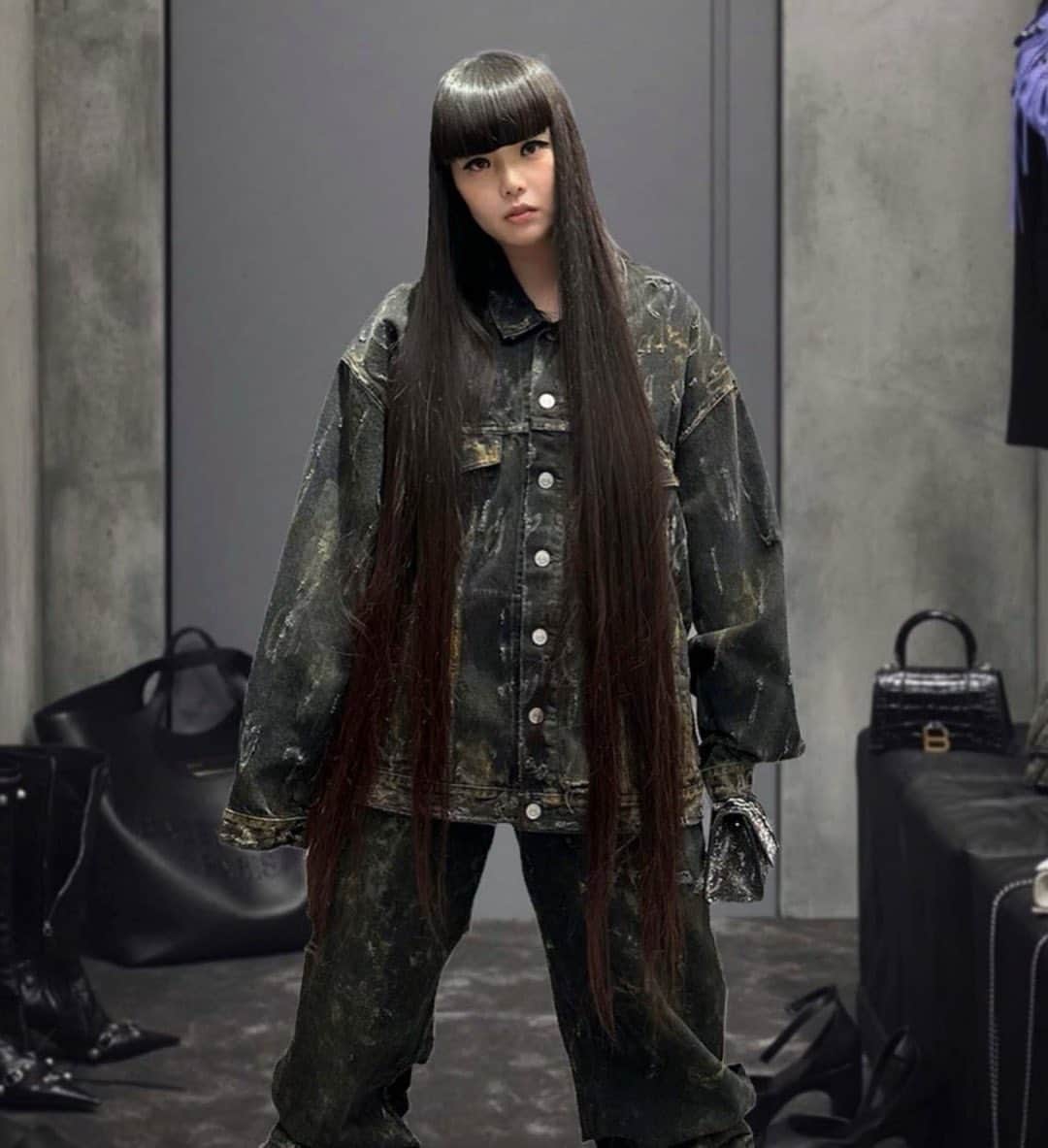 森山穂乃香のインスタグラム：「@balenciaga #Balenciaga Super Destroyed Baggy🛠️👖🧰✂️  I've never met such a cool denim before. I've fallen in love with this denim🩶」
