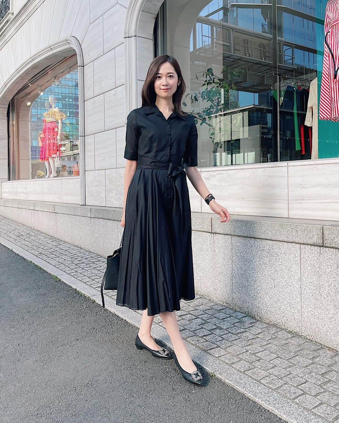 のインスタグラム：「🖤 服を着た記念2 外し忘れたスマートウォッチとヘアゴムが残念だけど、 @jenne_official のワンピースが可愛かったので… 最近あんまりインスタ開けてないけど、生きてます…生きてます…！  #fashion #coodinate #ootd #jenne #manoloblahnik #onepiece #ファッション #ワンピース #黒ワンピース #シンプルコーデ #ワンピースコーデ #アラフォーコーデ #30代ファッション #40代ファッション #40代コーデ #40歳#ブラックコーデ」