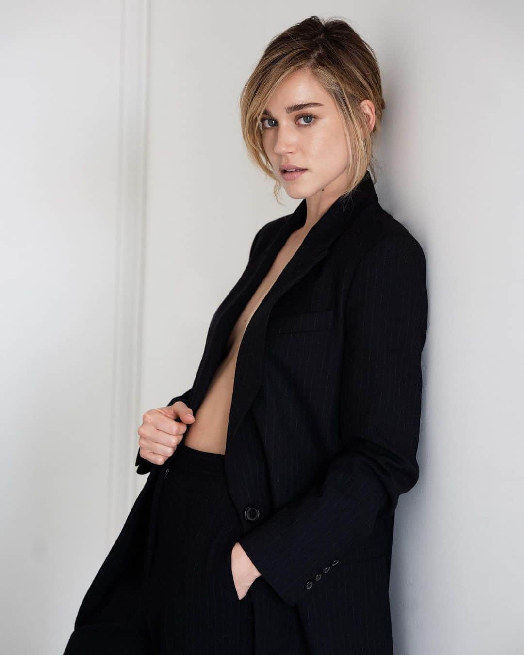 のインスタグラム：「There was a time I remember , breathing air like this. @ilarialicciphotographer #styled @laaradp #hairandmakeup @lorisrocchi」