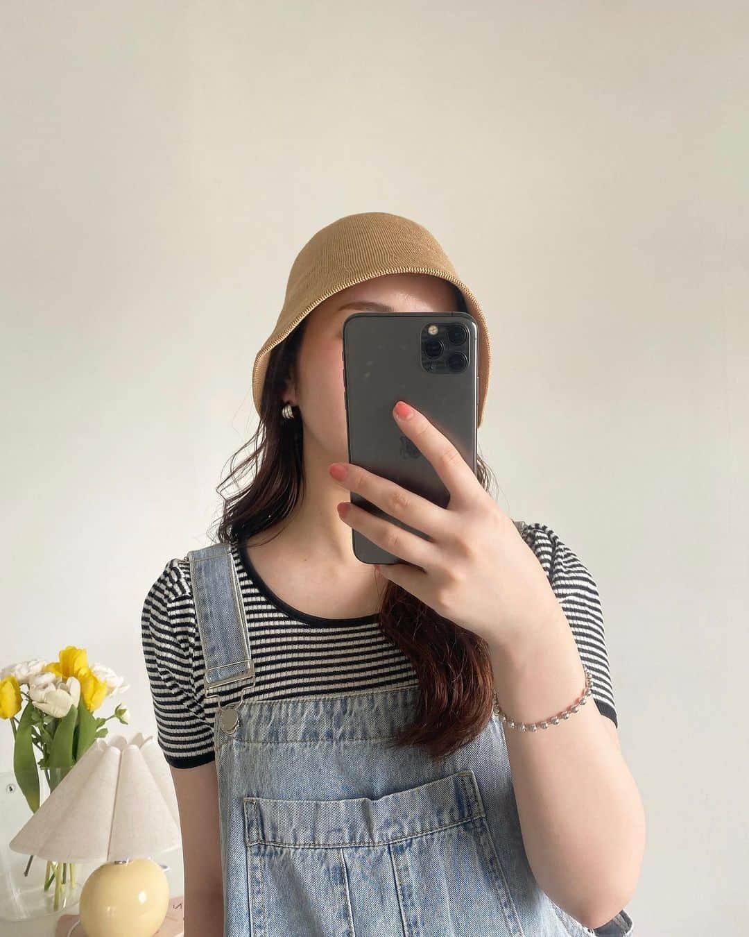 小森虹那のインスタグラム：「👒🍻  やっぱり夏は苦手だ〜🫠  でも、夏の汗かいた〜あっつい☀️ からの🍺は大好き♡  年中なんだけどね笑  #オーバーオール #オーバーオールコーデ #オーバーオール女子 #夏コーデ #夏服コーデ #夏服 #帽子アレンジ #帽子コーデ #帽子」