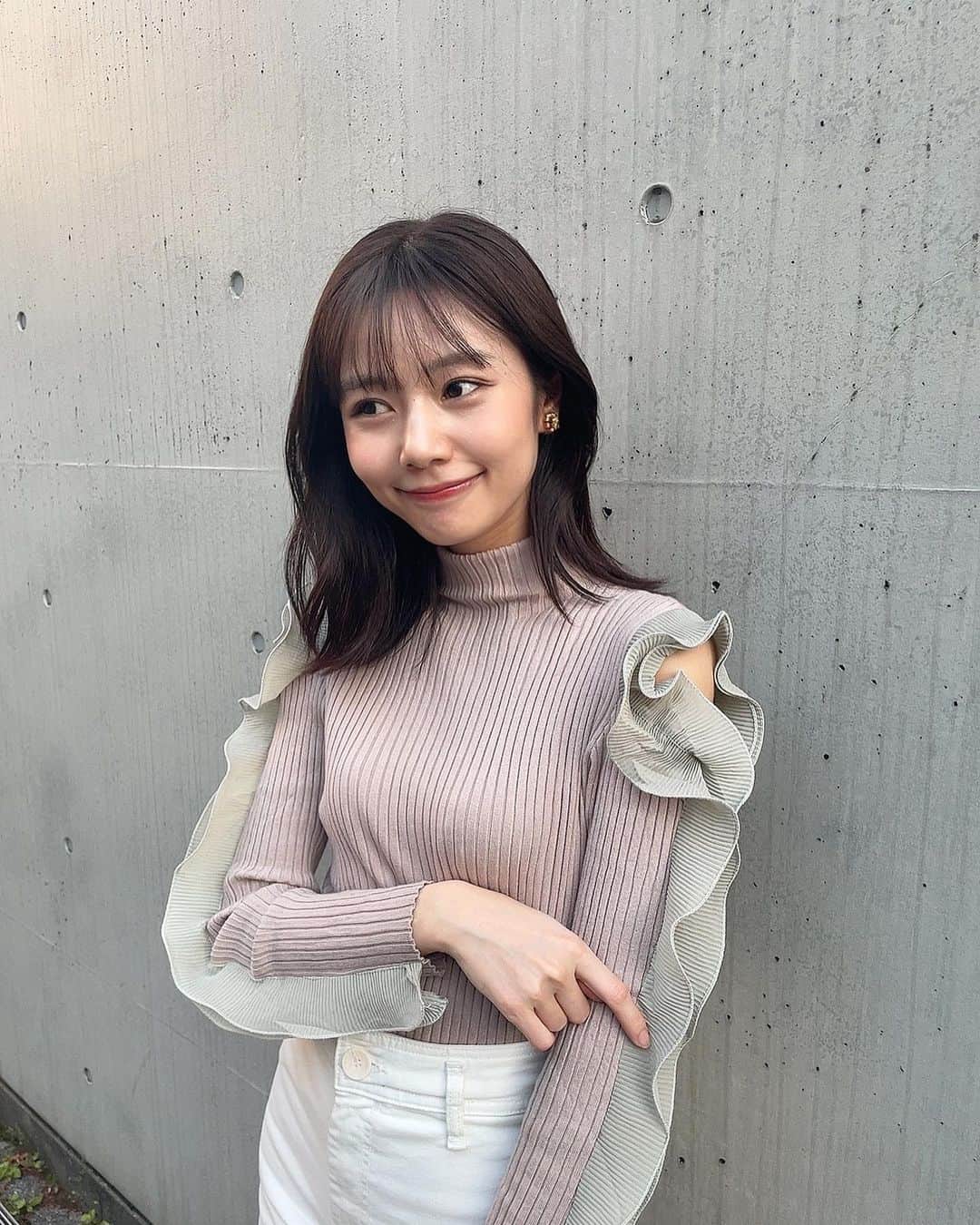 杉浦みずきのインスタグラム：「. 肩出し×フリル×ピンクが可愛い💞 たまには女の子らしい服も😚笑  @lovan_official_」