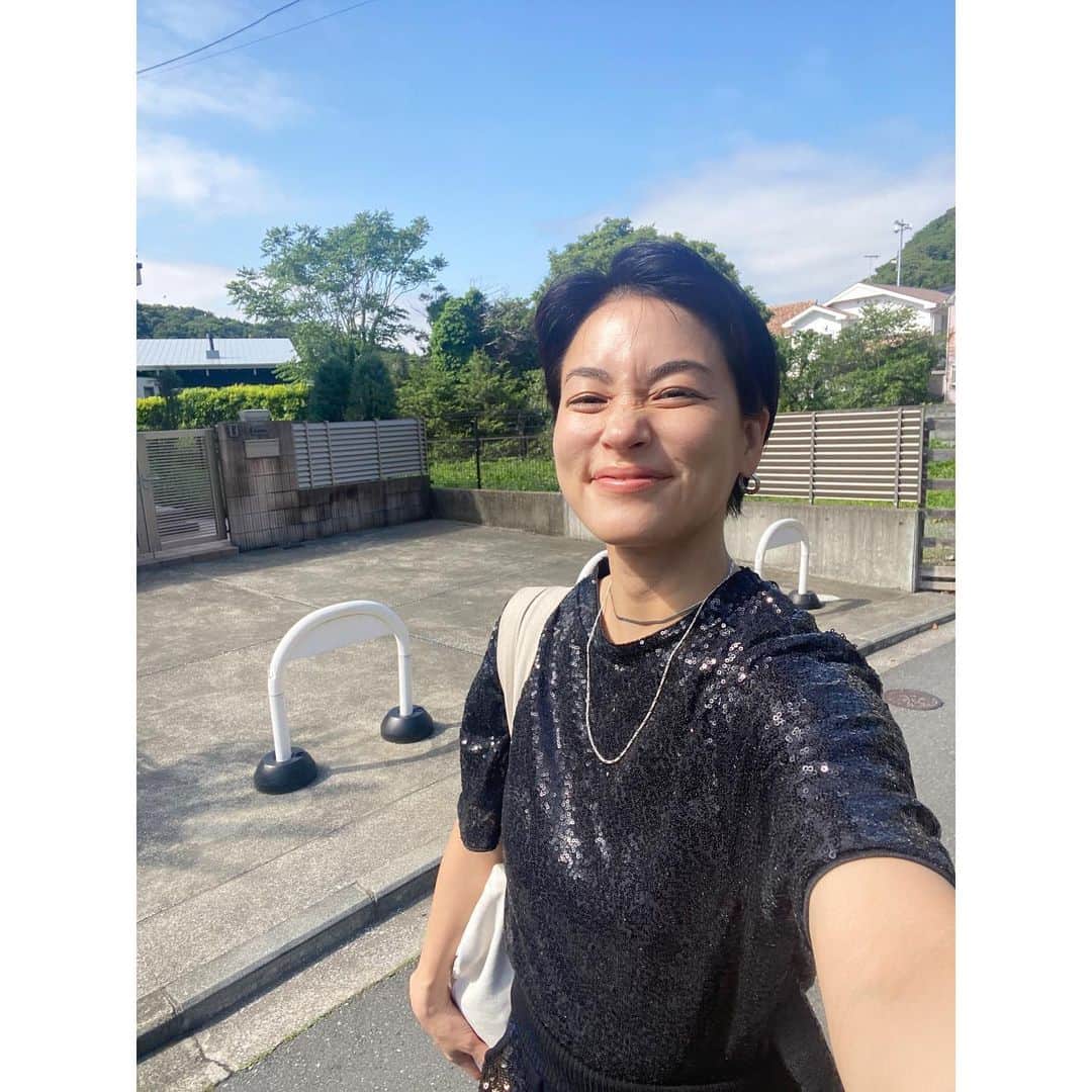 桃生亜希子のインスタグラム：「昨日は、 @ingalleon_hayama にてALOHA ANNIVERSARIES ✨ 　 　旦那さんのMikeが毎回ポスターやTシャツ，フーディーのデザインとDJを担当しているイベントも今回で5回目。 　 　14時には雨もすっかり止んで，最高なお天気に。🌞 　沢山の方々がいらっしゃって、楽しい時間となりました。✨  　閉店前に来てくれたひろこ　@babyhiroko とゆっくり飲みながら、最後はダンスパーティー🎉🥳😂 　地元で踊れる場所も作りたいねー！なんて，話で盛り上がったよ。 　 　地元のまだ出会ったことのない方々や遠方からいらした方々と繋がれる場は貴重だな。🙏✨  　MAHALO🥂❤️‍🔥  #なぜかギンギラギンの格好になった日笑」