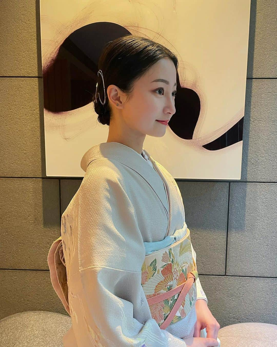 梅村奈央さんのインスタグラム写真 - (梅村奈央Instagram)「親友の結婚式へ行ってきました🩷 親友の式には着物で行くって決めていたのです😌 親友が大好きなミッフィーで溢れたすごくかわいい式場で、ハートフルであったかい式でした☺️ サンクスバイトも初体験できて、コスメブーケトスも受け取れて、幸せ満点でした🥰 ヘアはシンプルな #水引き スタイルにしました◎ ・ #水引きアレンジ #結婚式お呼ばれヘア #訪問着 #訪問着ヘア #訪問着コーデ #参列ヘア」5月21日 21時34分 - umemuranao