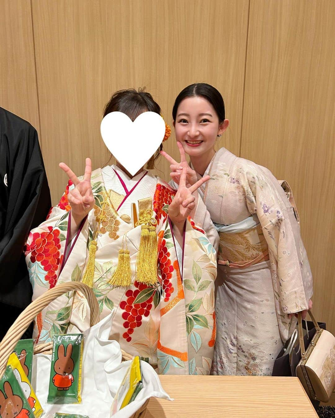 梅村奈央さんのインスタグラム写真 - (梅村奈央Instagram)「親友の結婚式へ行ってきました🩷 親友の式には着物で行くって決めていたのです😌 親友が大好きなミッフィーで溢れたすごくかわいい式場で、ハートフルであったかい式でした☺️ サンクスバイトも初体験できて、コスメブーケトスも受け取れて、幸せ満点でした🥰 ヘアはシンプルな #水引き スタイルにしました◎ ・ #水引きアレンジ #結婚式お呼ばれヘア #訪問着 #訪問着ヘア #訪問着コーデ #参列ヘア」5月21日 21時34分 - umemuranao