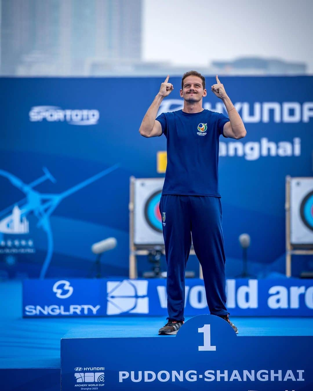 マルクス・ヴィニシウス・ダルメイダのインスタグラム：「Obrigado Deus por tudo que está fazendo na minha vida 🙏🏻  Campeão da copa do mundo de Shanghai 2023 e classificado para etapa final 🇧🇷 . @petrobras #TimePetrobras @cdafab @wiawis_archery @beiterarchery @truball_axcel @clubedisparabrasil @brasilarco.oficial @timebrasil #BolsaAtleta @eastontarget」