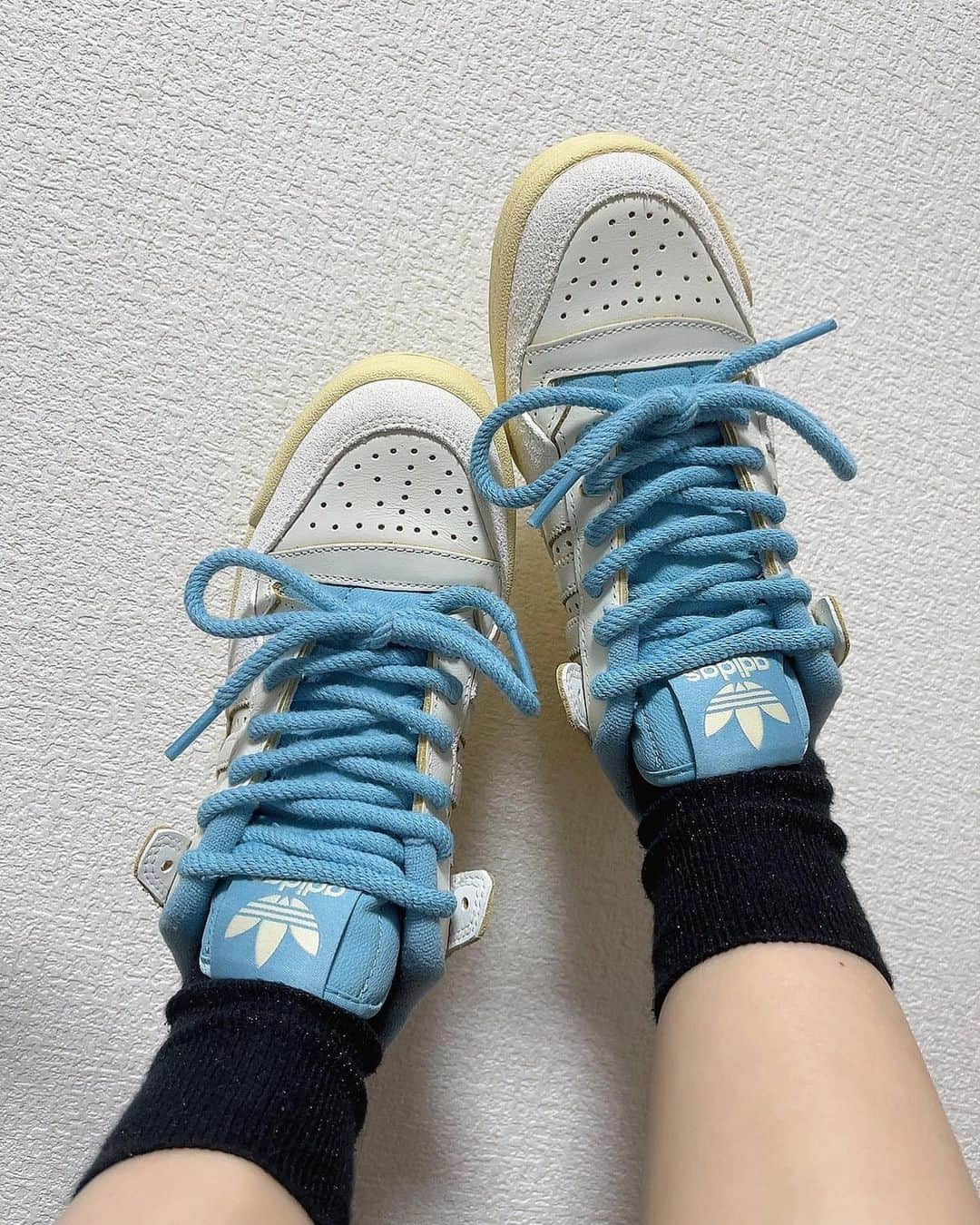 村岡美咲さんのインスタグラム写真 - (村岡美咲Instagram)「𓅿𓅿𓅿𓈒 𓂂𓏸  new #スニーカー👟  久しぶりのアディダス🤗💕  ちょっとレトロなカラーリングが 可愛くて気に入ってる🙆🏼‍♀️  ┈┈┈┈┈┈ ❁ ❁ ❁ ┈┈┈┈┈┈┈  #アディダス #adidas #スニーカー #スニーカー女子 #スニーカーコーデ #スニーカー同好会 #足元 #足元倶楽部 #あしもとくらぶ #ジヨン結び #靴紐 #水色 #🩵 #靴 #くつ #靴下コーデ #靴下 #レトロ」5月21日 21時26分 - micho_log