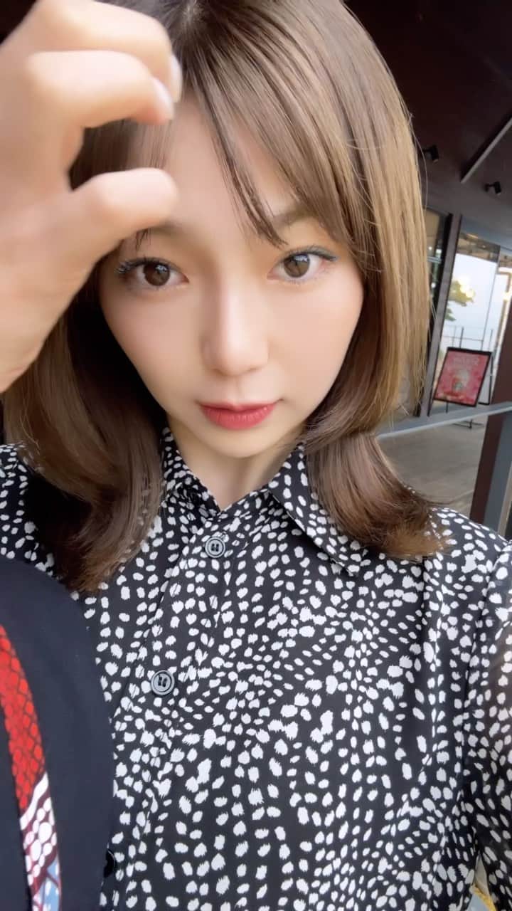 美舞のインスタグラム：「. . @shigenaga_hironori  ありがとう😉❤️ 顔周りレイヤーカットお気に入り。 . #ヘアスタイル　#レイヤーカット #顔周りレイヤー #顔周りカット #まだセット慣れてない　#ヘアアレンジ　#イメチェン」
