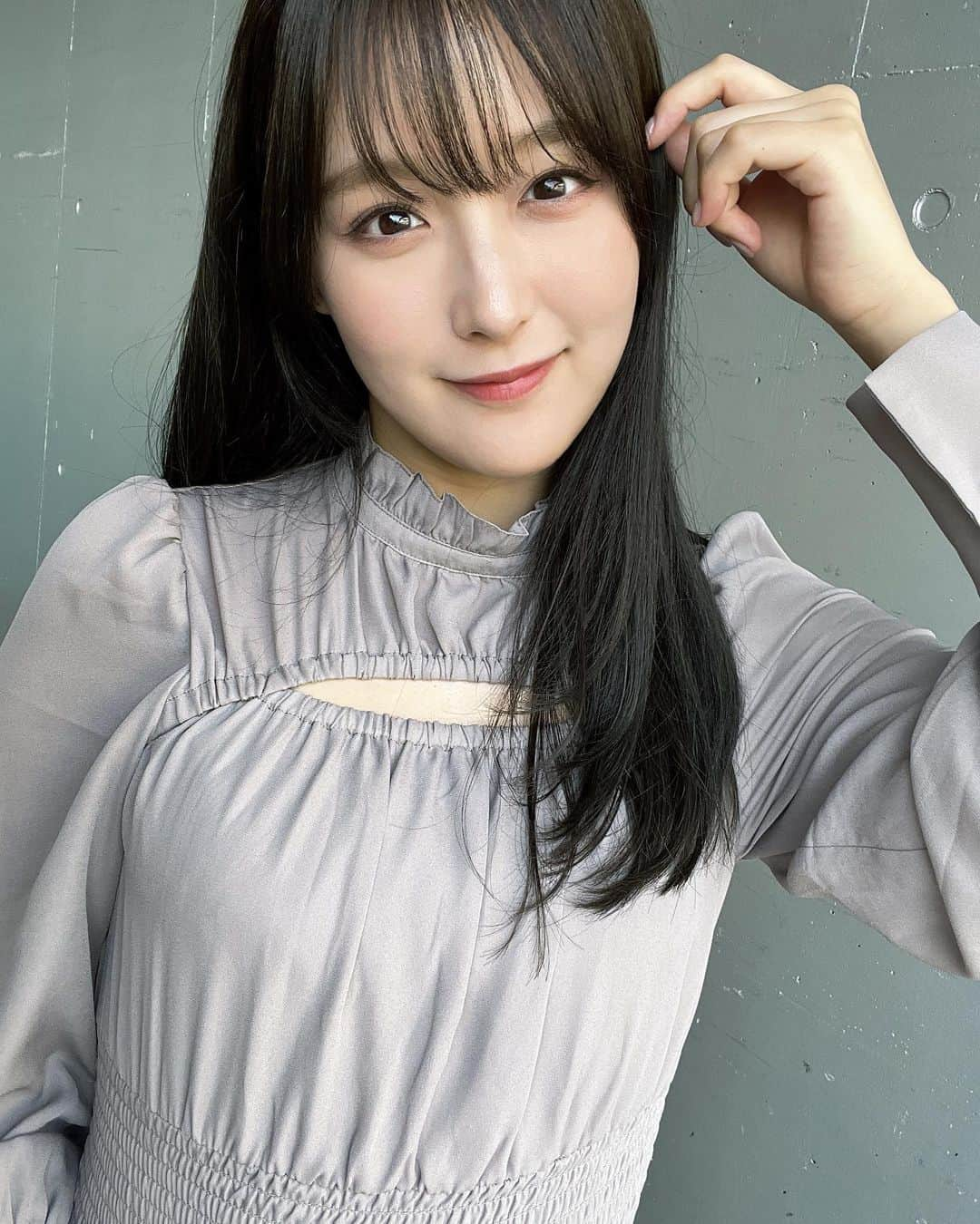 鎌田菜月さんのインスタグラム写真 - (鎌田菜月Instagram)「週末の思い出  ストレートヘアたくさん褒めてもらっちゃった✌︎ 美容院行きたてでした〜✌︎✌︎✌︎ 耳は楽屋のみでお送りしました  #あいどる #トーク会 #握手会 #リトルヘアサロン #longhair #🐈‍⬛ #🐼 #rienda #onepiece」5月21日 21時29分 - nacky_k829