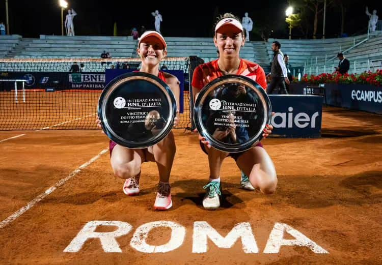 エリーゼ・メルテンスのインスタグラム：「Champs in Roma🏆🥰 🇮🇹  Thanks to the crowd who came to watch us play yesterday, what an amazing atmosphere on a beautiful court ❤️  And of course thanks to my team, family & fans for all the support! 🙏  Ciao💃」